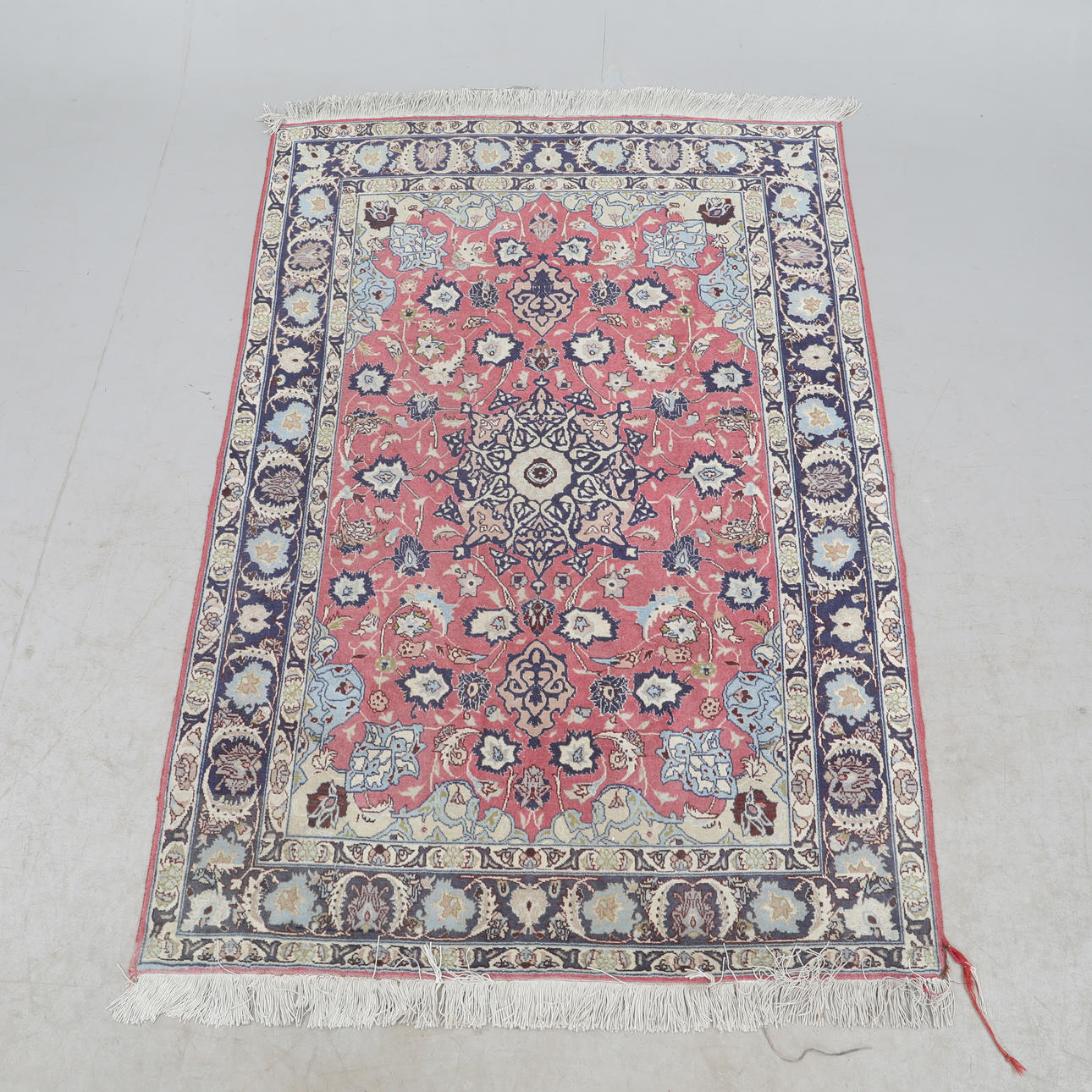 TÆPPE, evt. Tabriz, ca 145x103 cm.