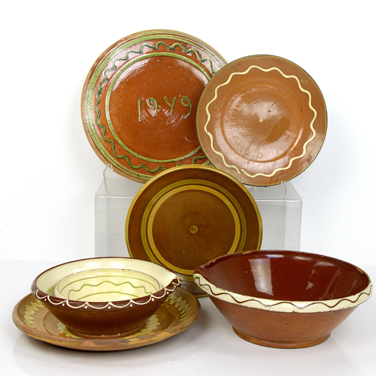 ABFALLSCHAUM. Eine Schüssel und eine Eierkuchenform, 2 + 1 + 4 Stück, Keramik, 1900er Jahre.