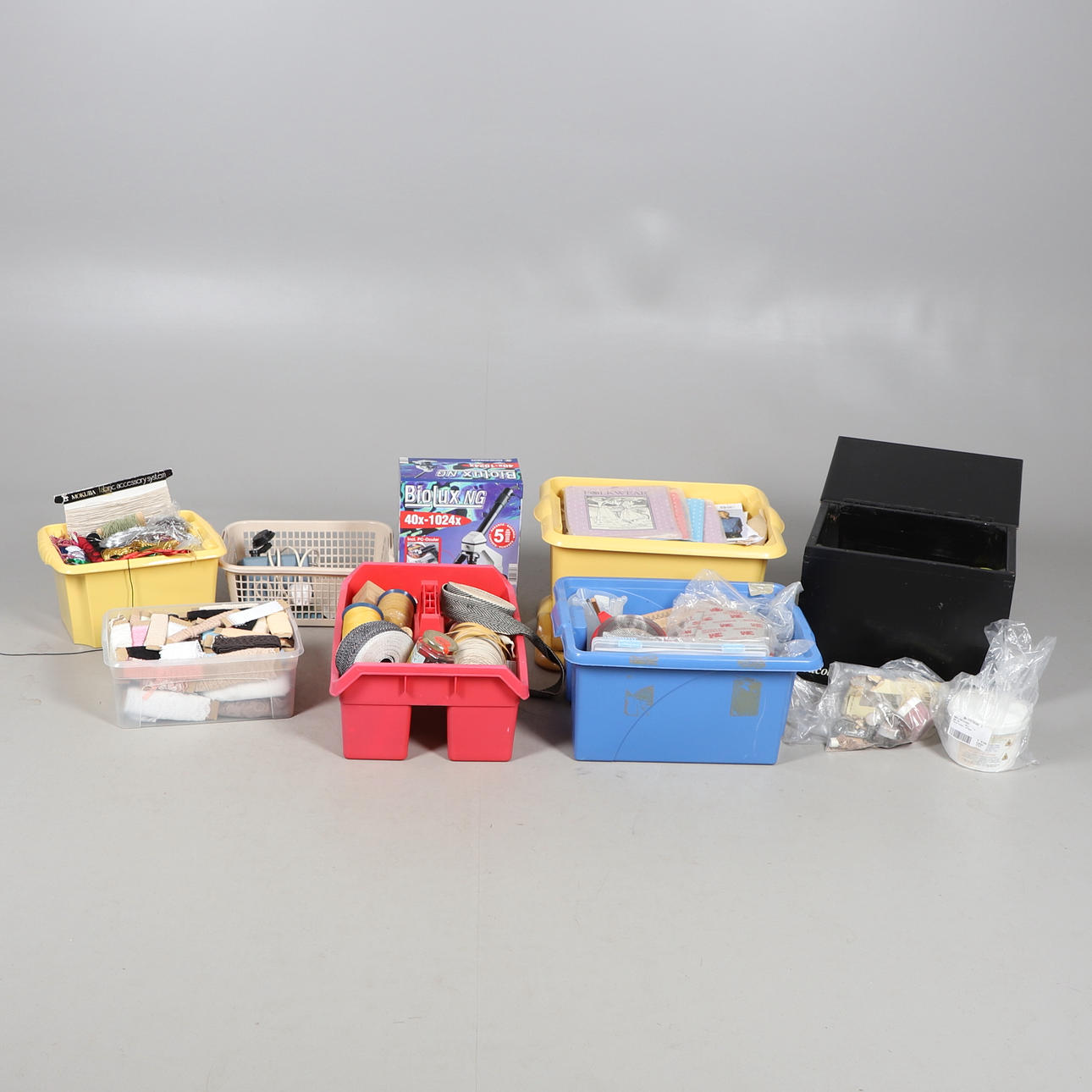 EN MÆNGDE SYNING OG TILHØRENDE HÅNDVÆRKSTILBEHØR.