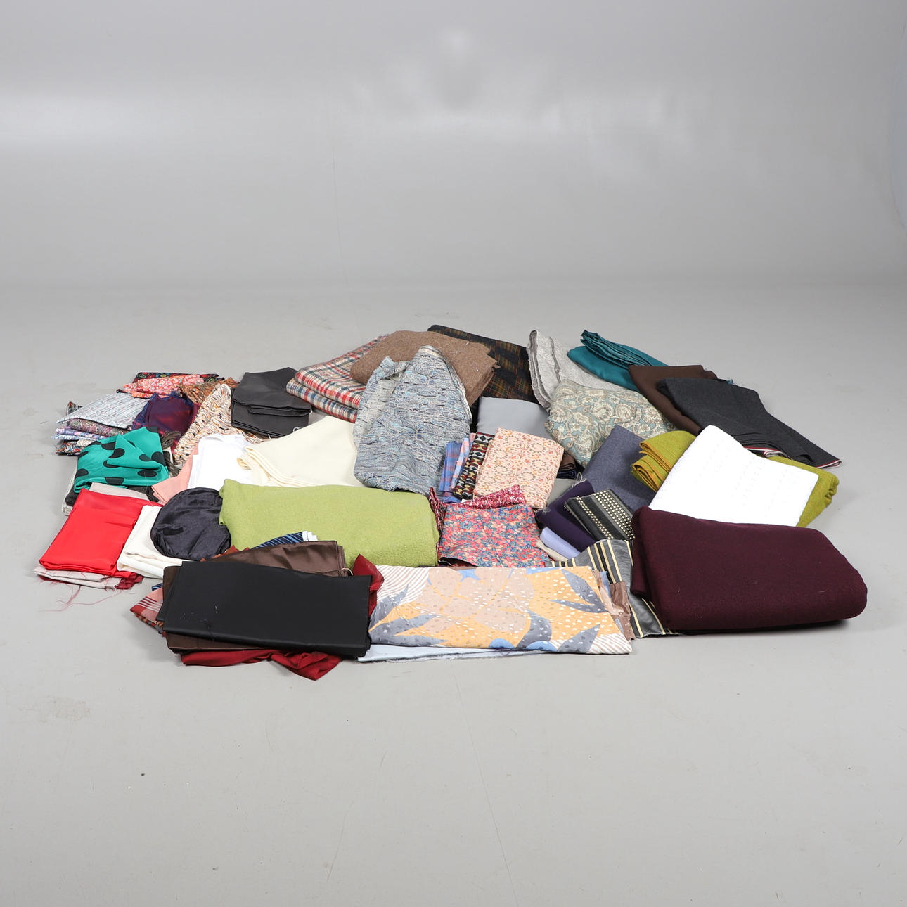 ASSORTED FABRIC REMNANTS.