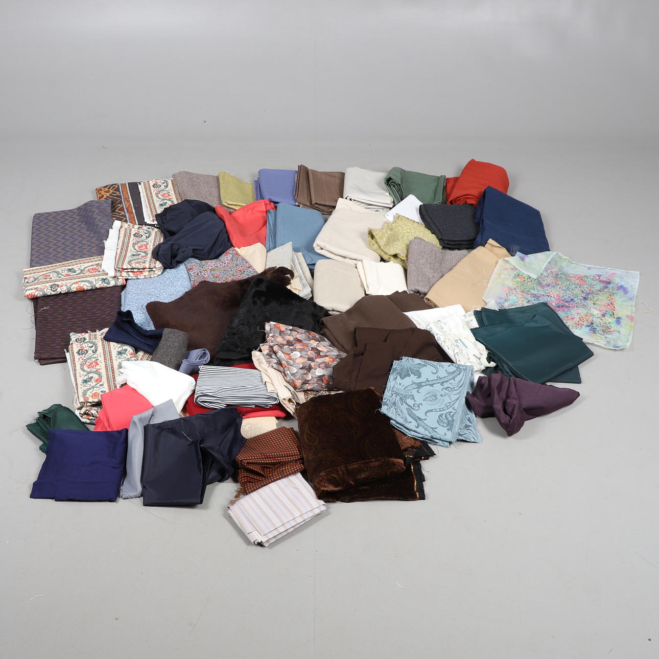 ASSORTED CURTAIN FABRIC AND OTHER UPHOLSTERY.