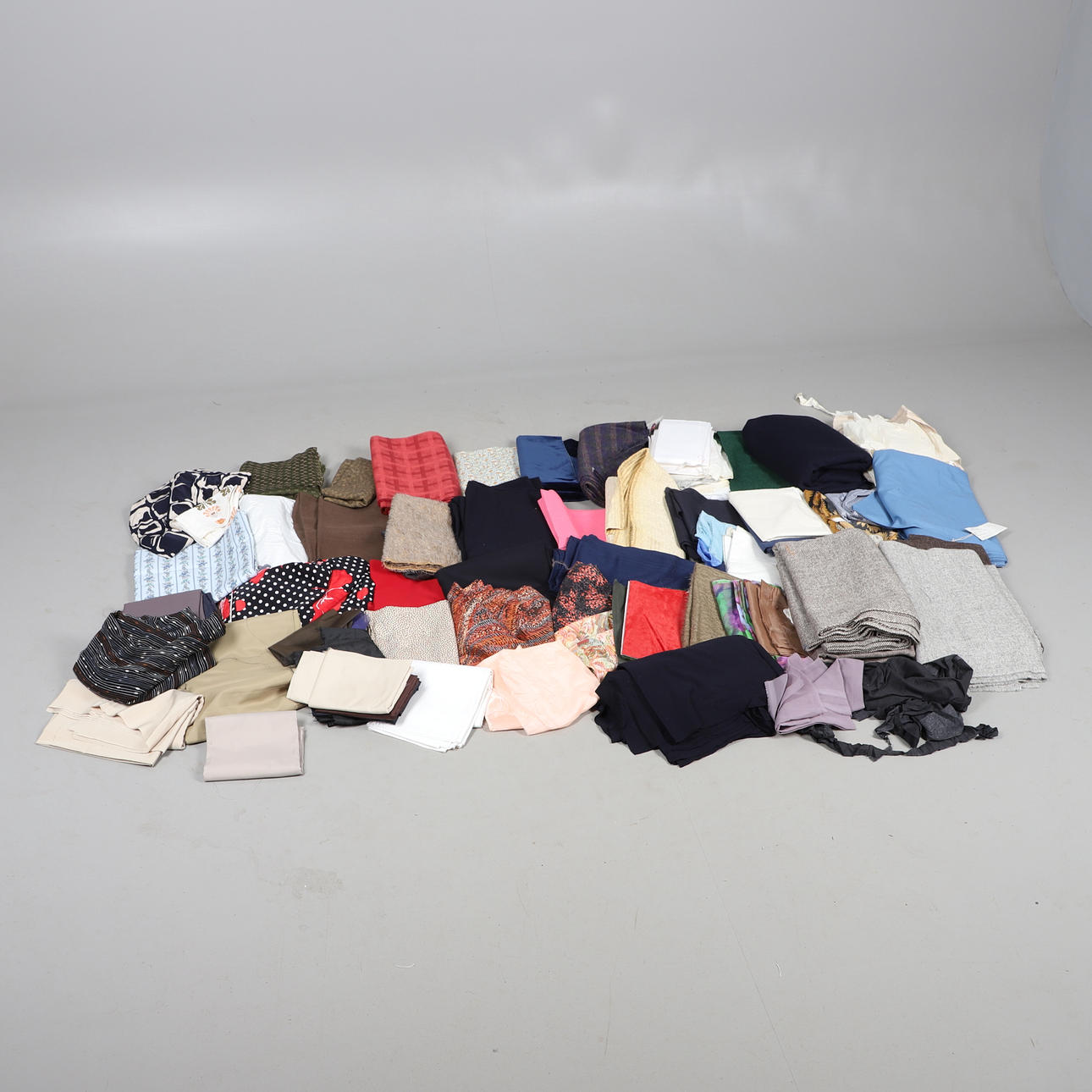 ASSORTED FABRIC REMNANTS.