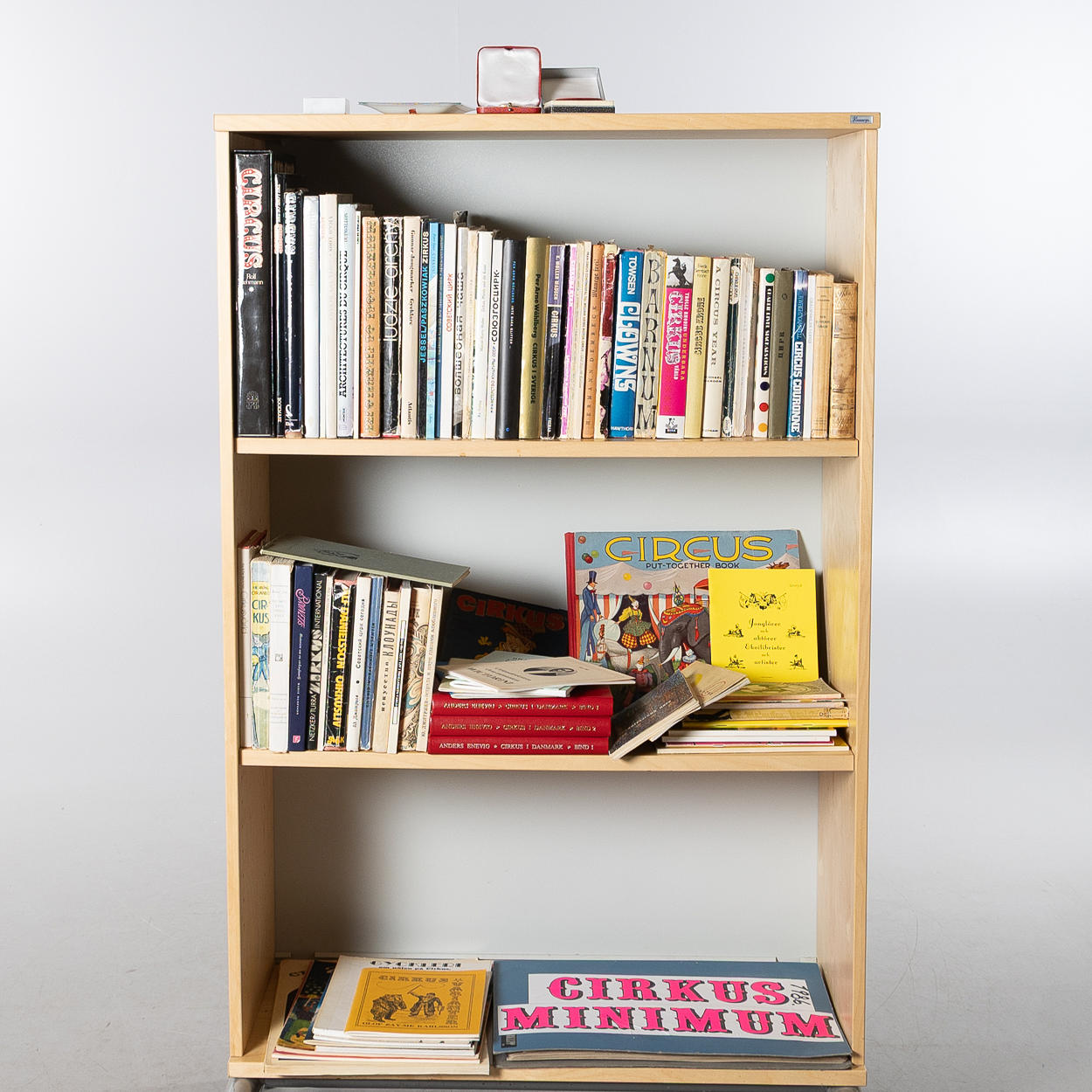 COLLECTION OF BOOKS AND MEMORABLIA ABOUT CIRCUS.