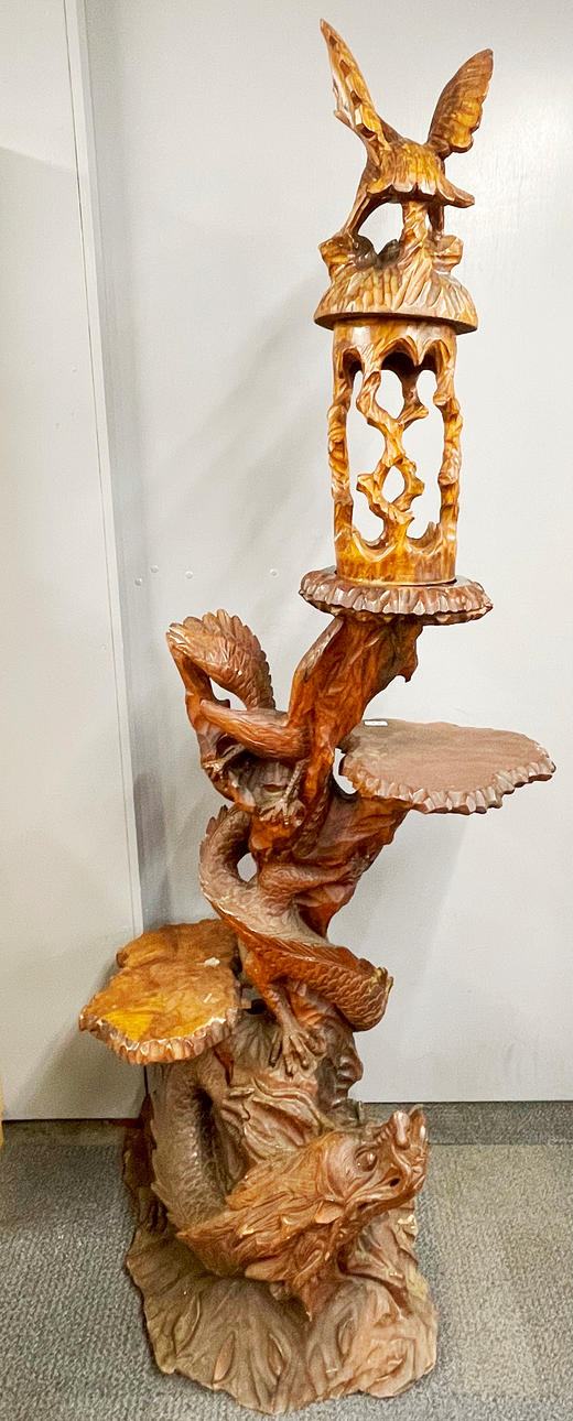 ÖSTLIG SNIDAD TRÄHYLLA.