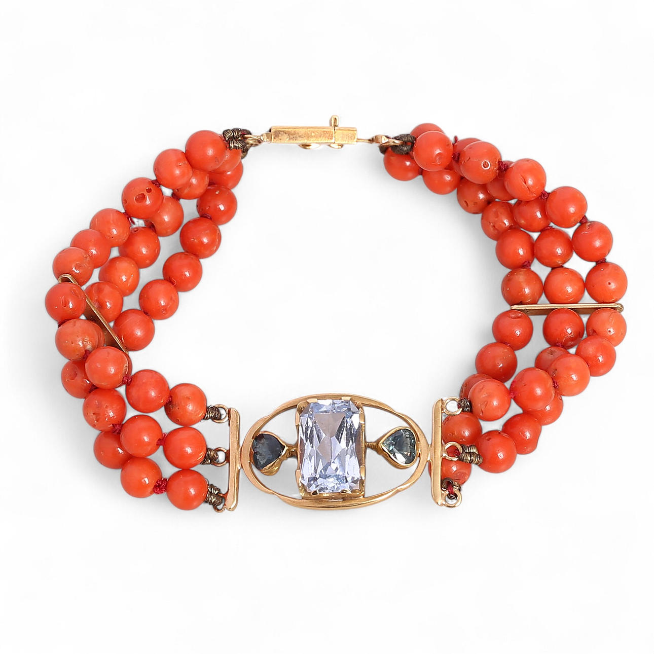 Pulsera de coral y pedrería.