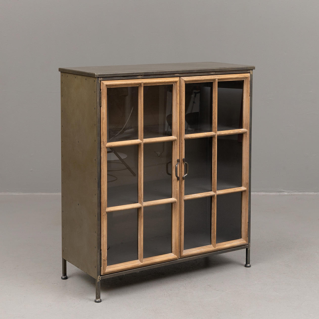 VITRIINI, metallia ja puuta, uudempi valmistus.