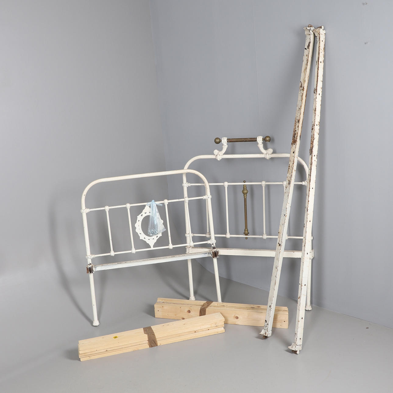 EN VICTORIANSK MALET JERN OG MESSING ENKELTSENG.