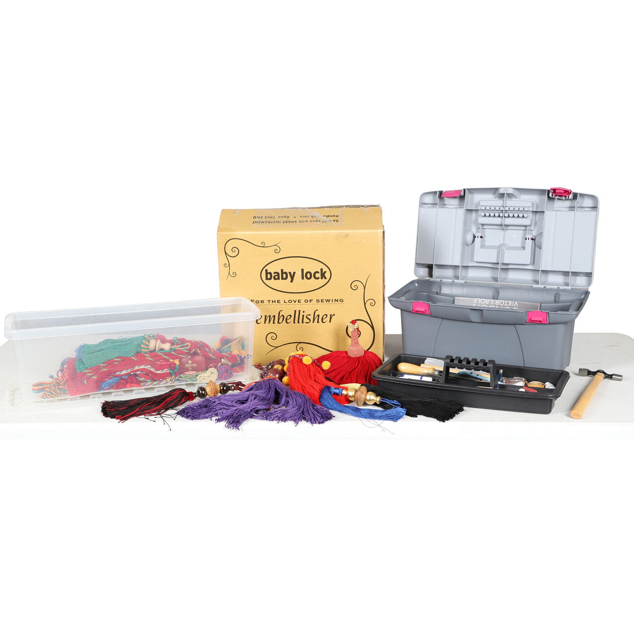 EINE VERSCHÖNERUNGS-NÄHMASCHINE.