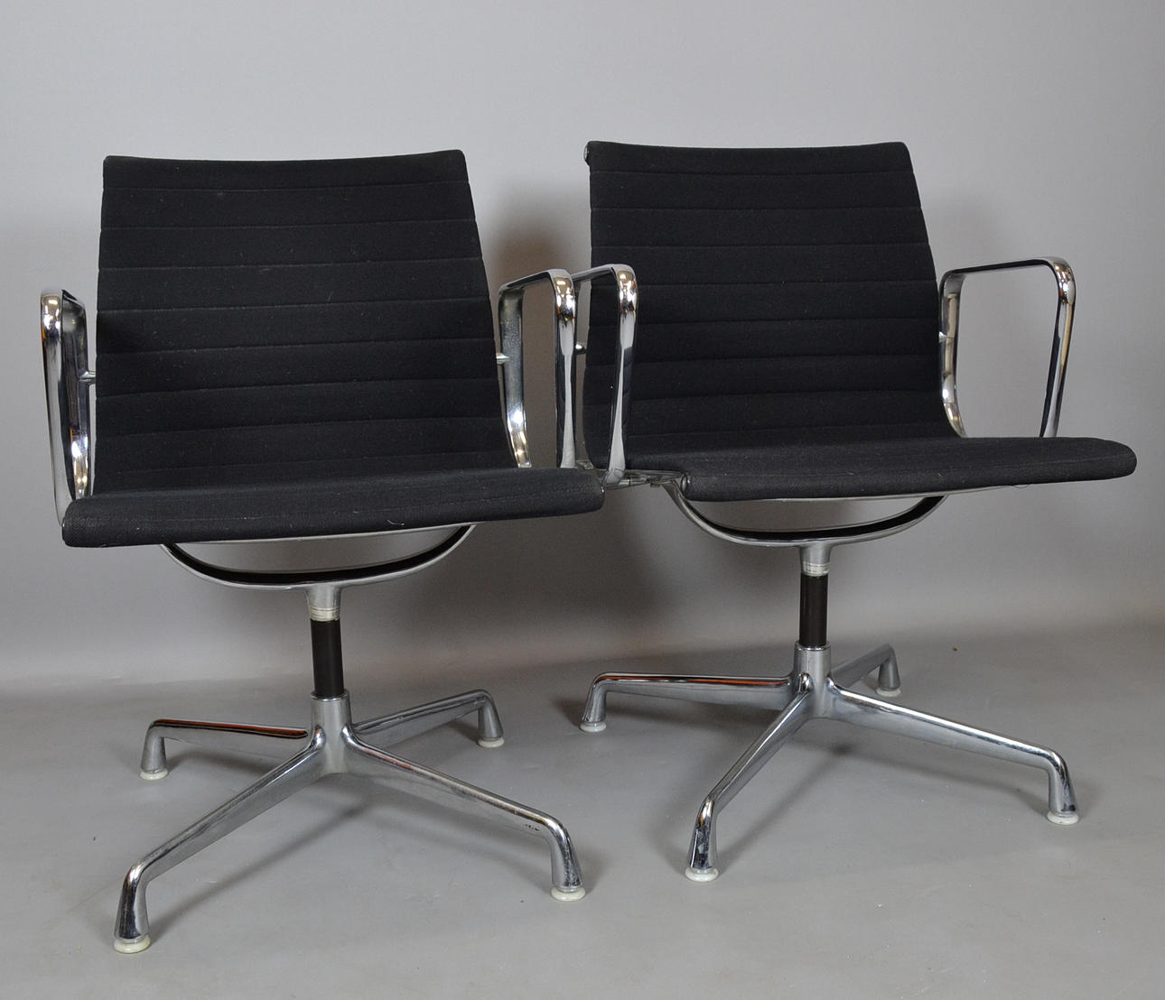 CHARLES & RAY EAMES. 2 SILLA ALU EA 107.