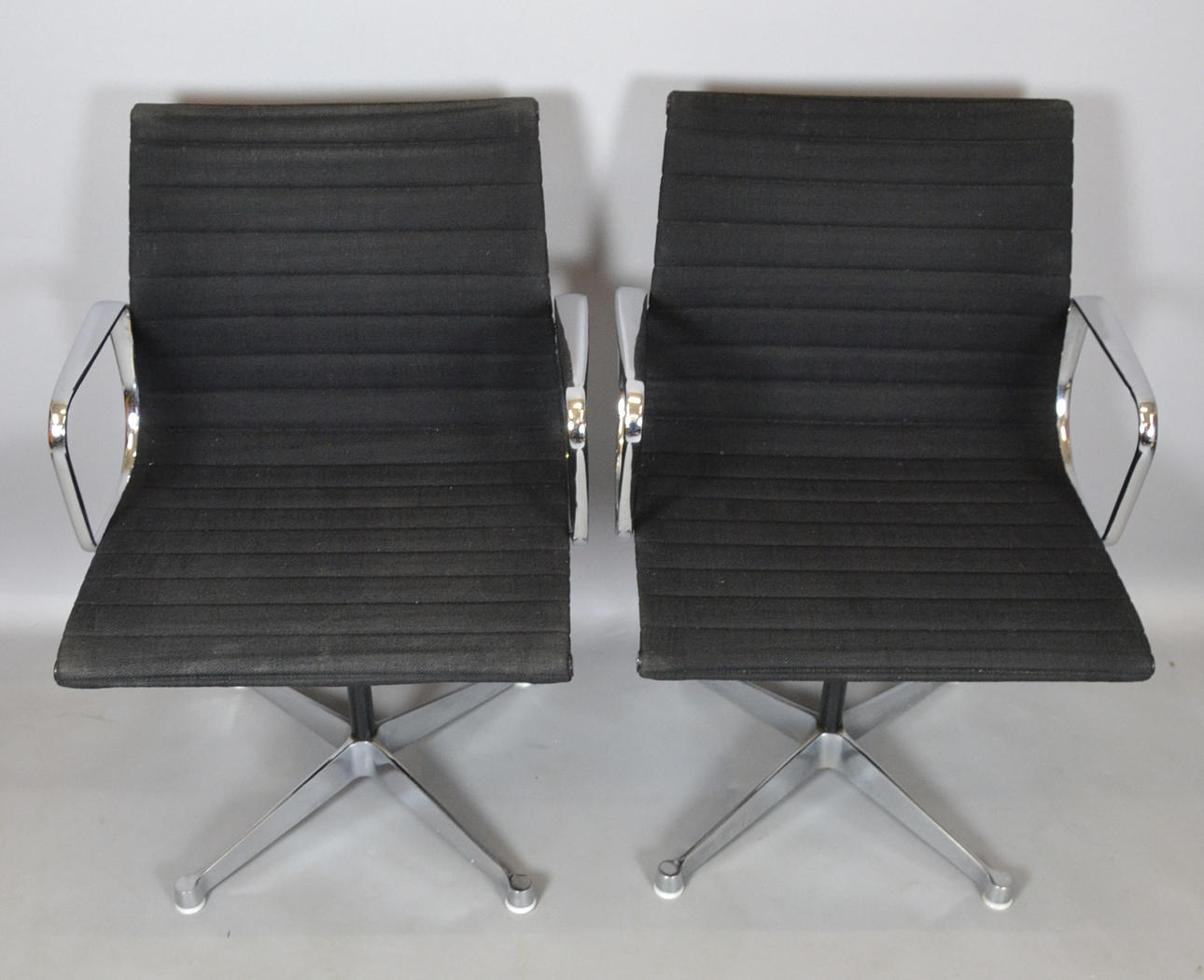CHARLES & RAY EAMES. 2 ALU CHAIR EA 107.