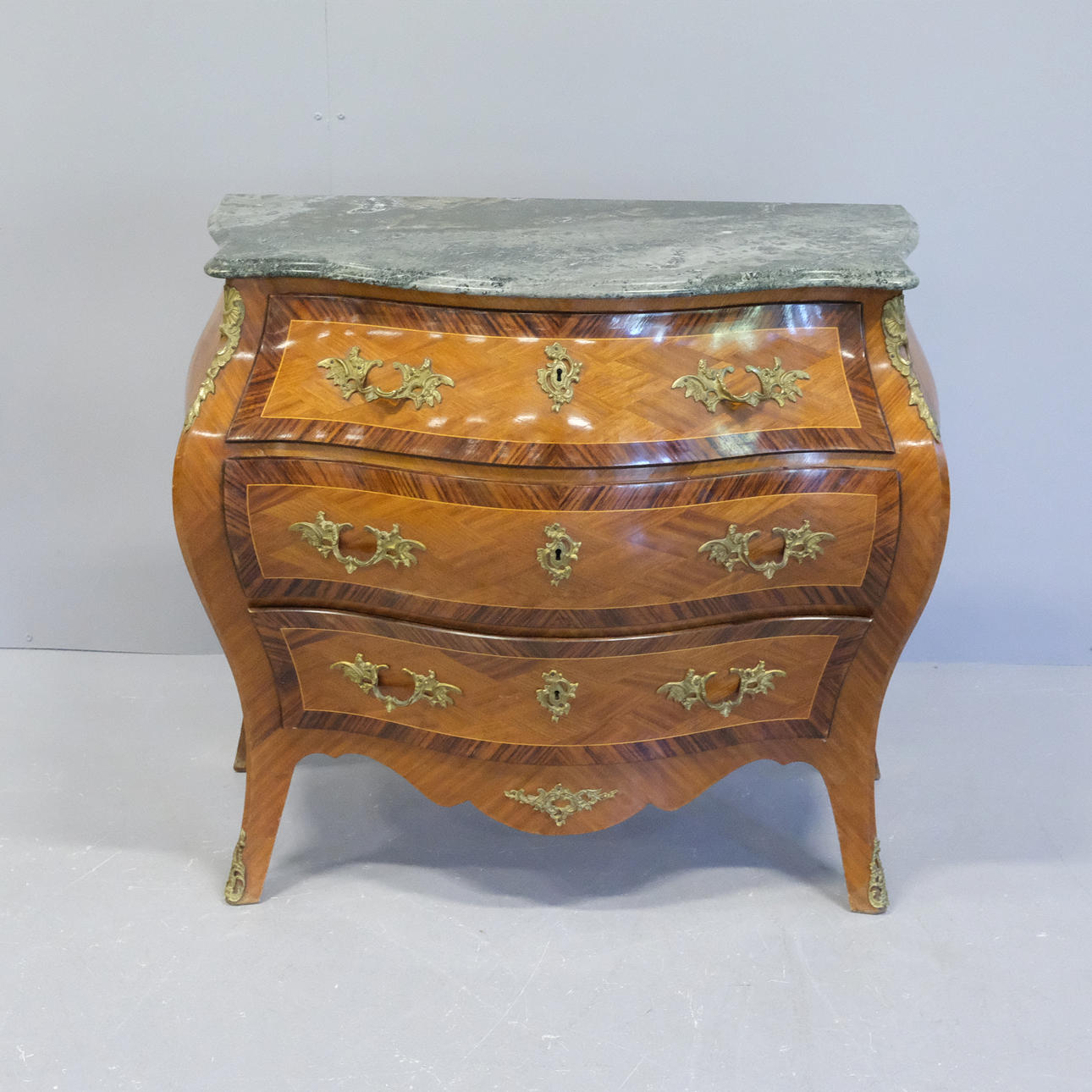 Còmoda DE CAJONES CON TAPA DE PIEDRA, DE ESTILO ROCOCÓ.