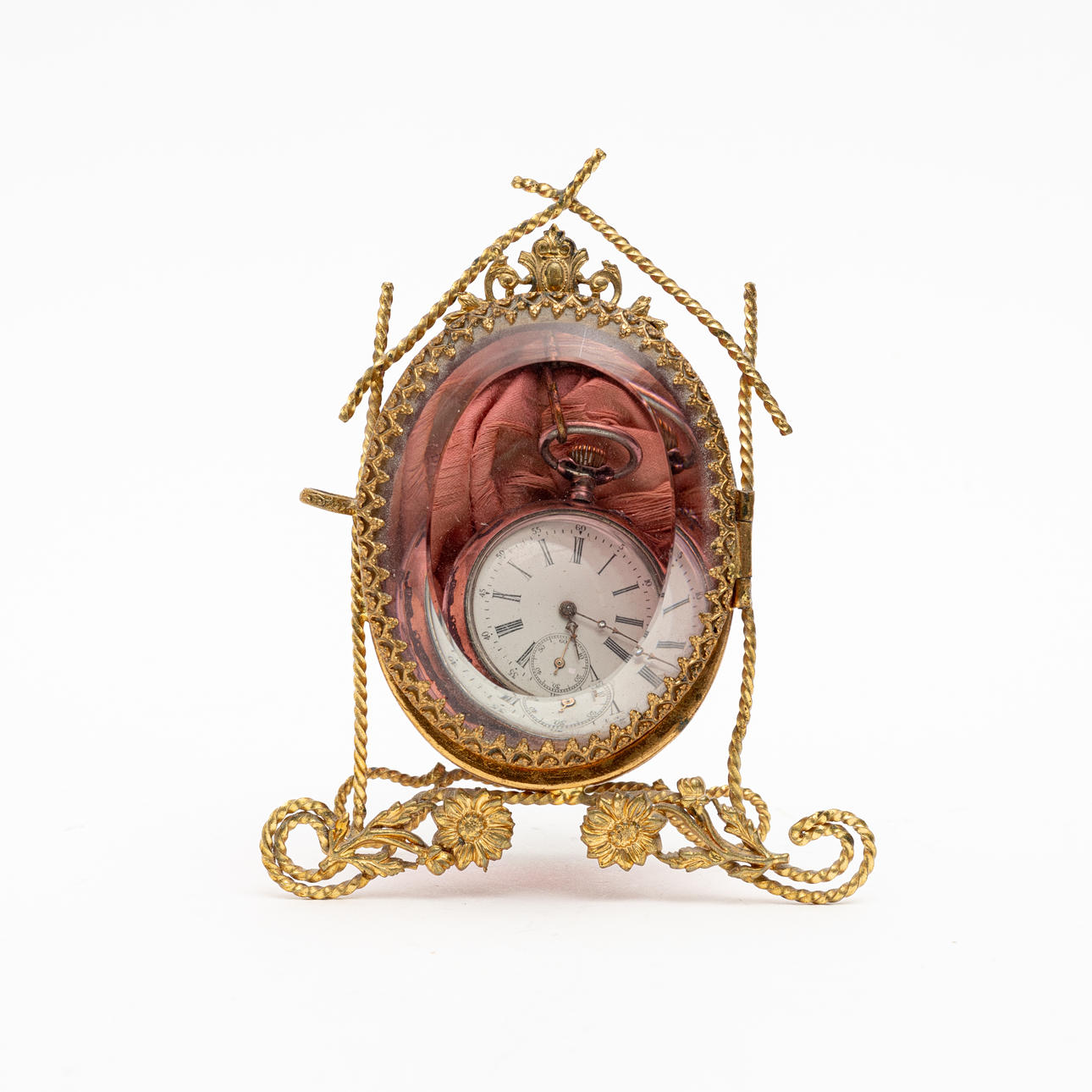 TASKUKELLOJALUSTA taskukellolla, ns. isoäidin kello, ulkopinta hopeaa, 1900-luvun alkupuoli.