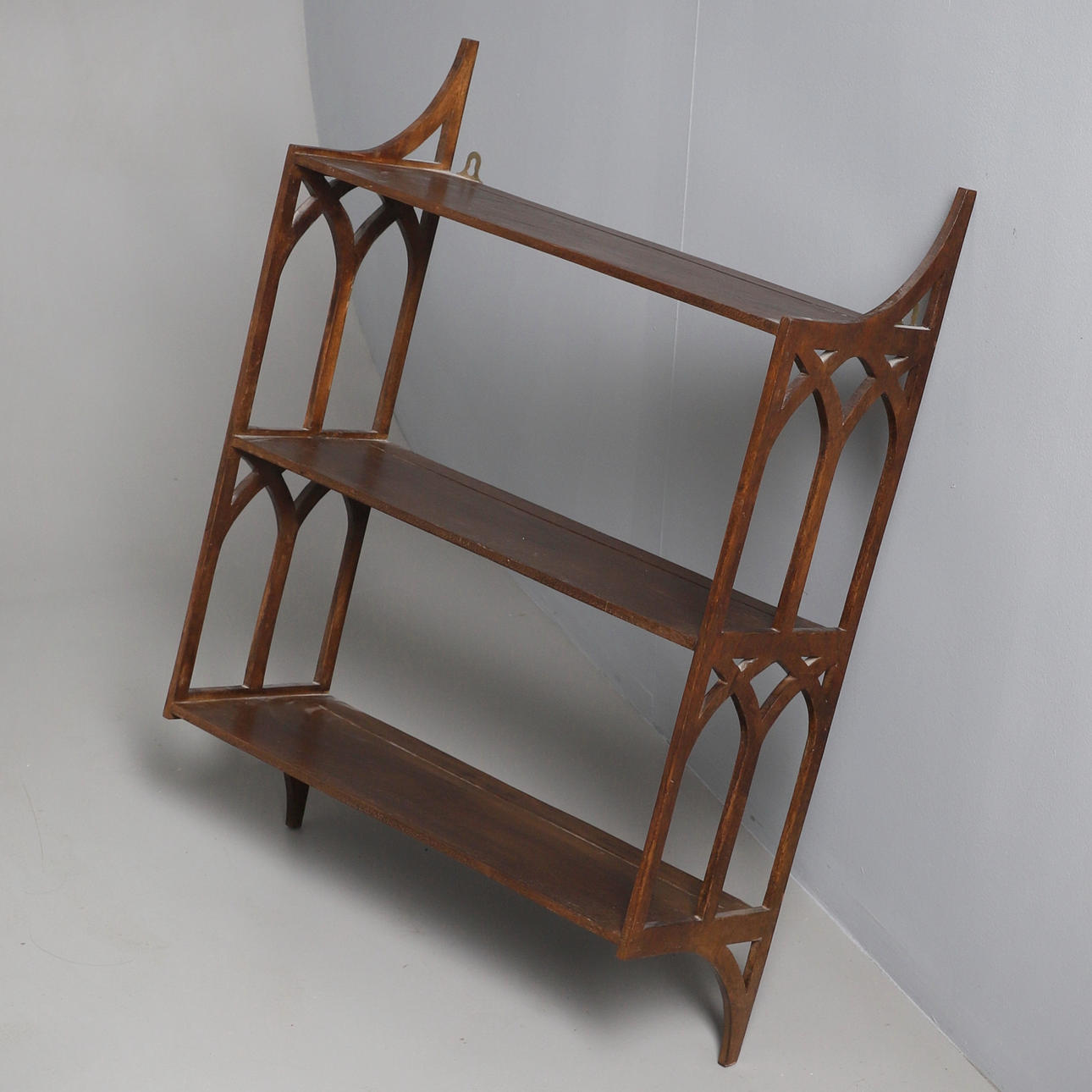 A SMALL MAHOGANY WALL SHELF.