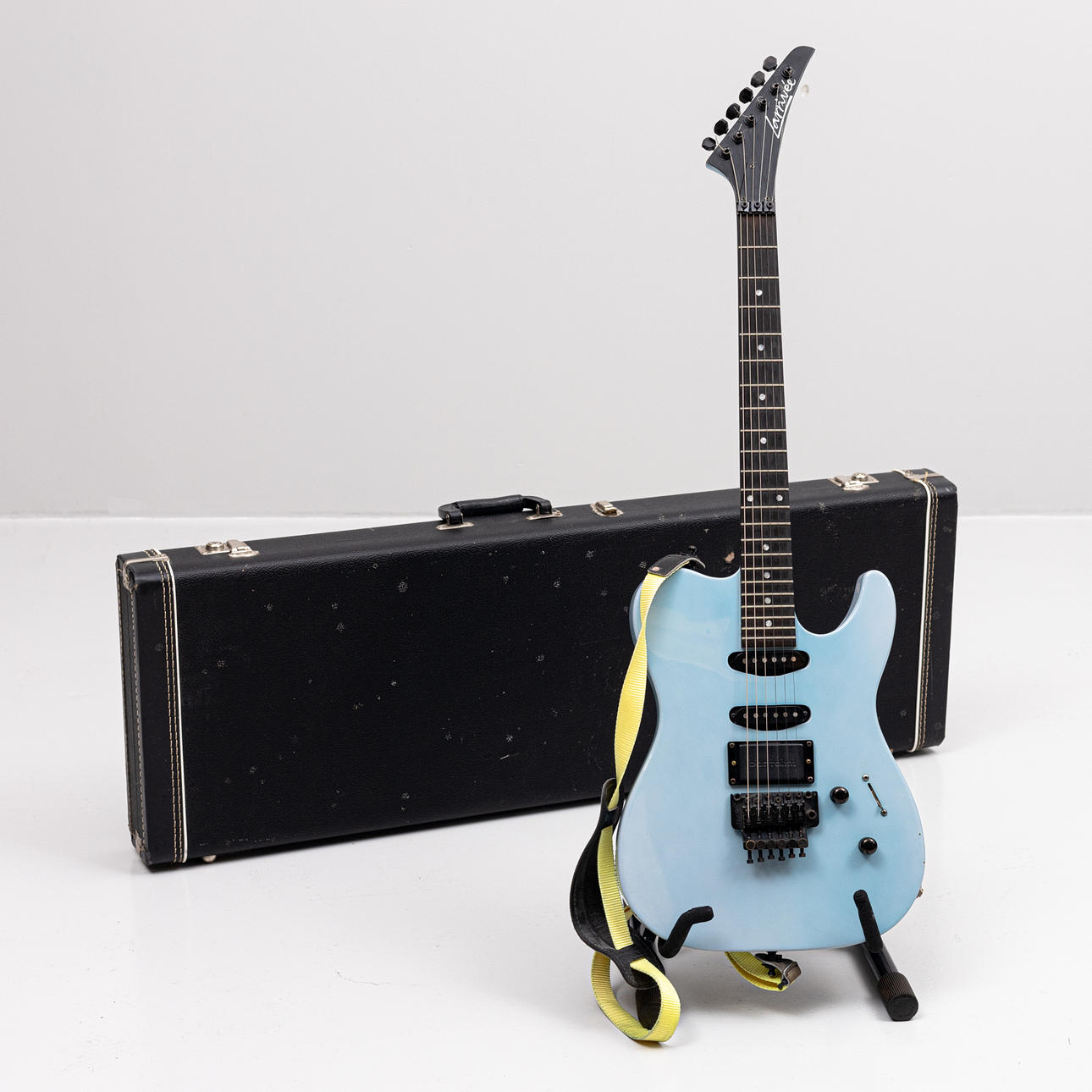 Eine E-Gitarre, Larrivée, Modell LT-4, Kanada, um 1990, mit Zubehör.