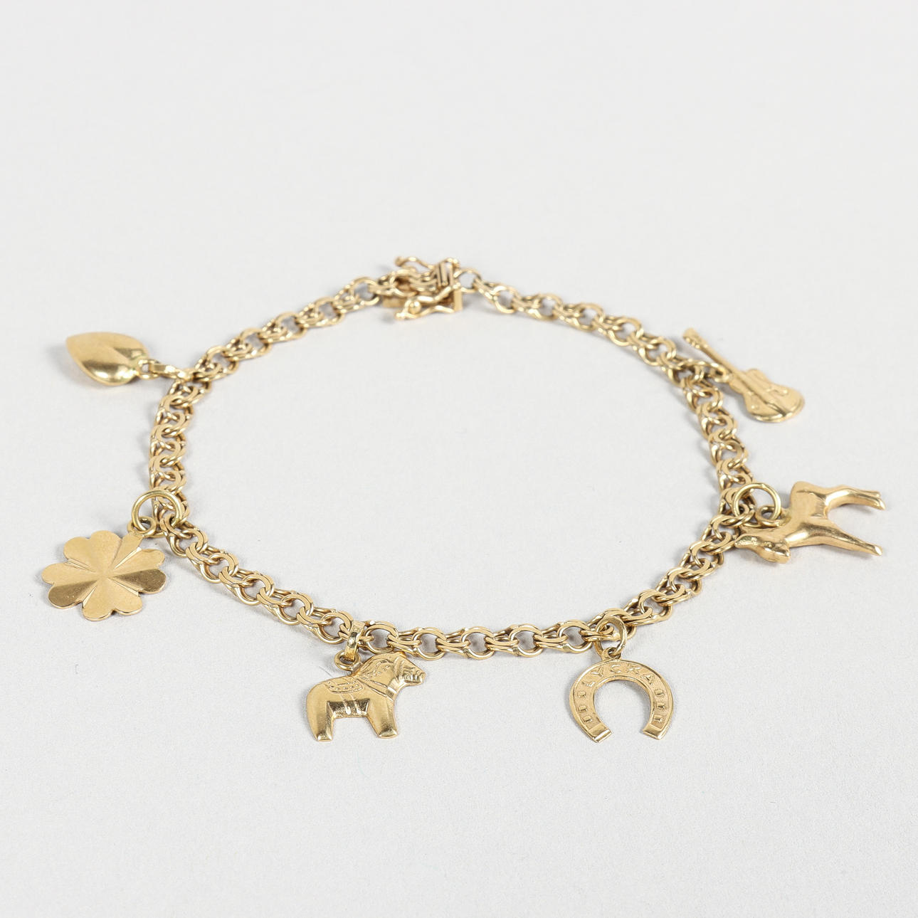 PULSERA Bismarck con dijes, oro de 18 quilates.
