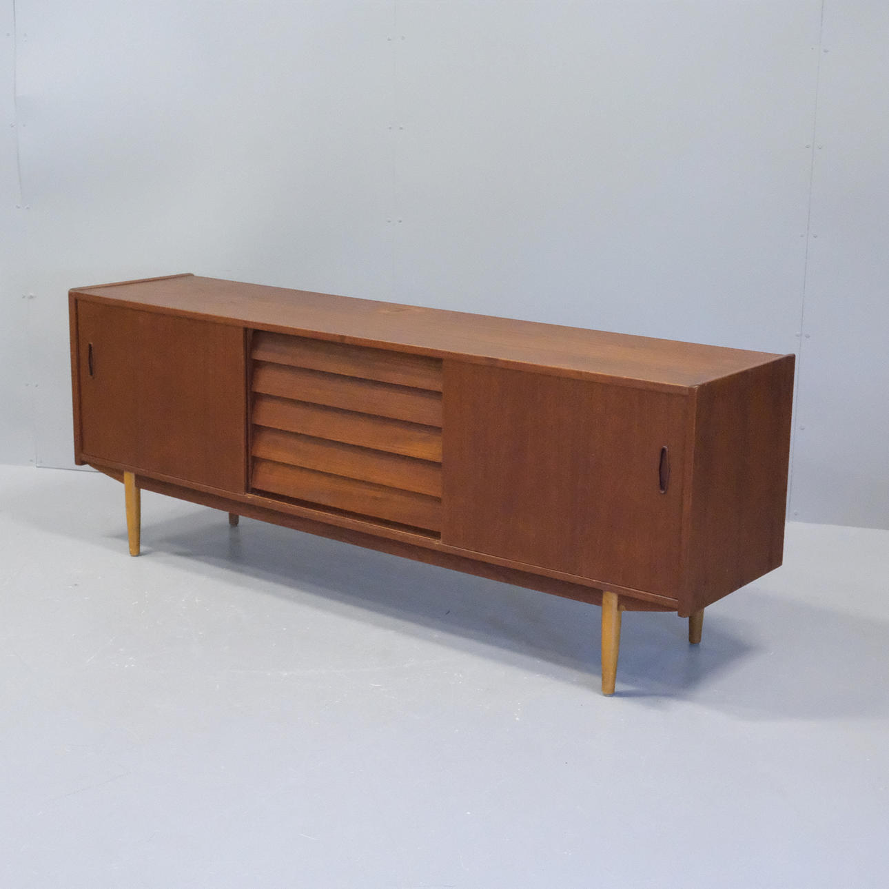NILS JONSSON. SIDEBOARD, “TRIO”, TEAK, FOR TROEDS.