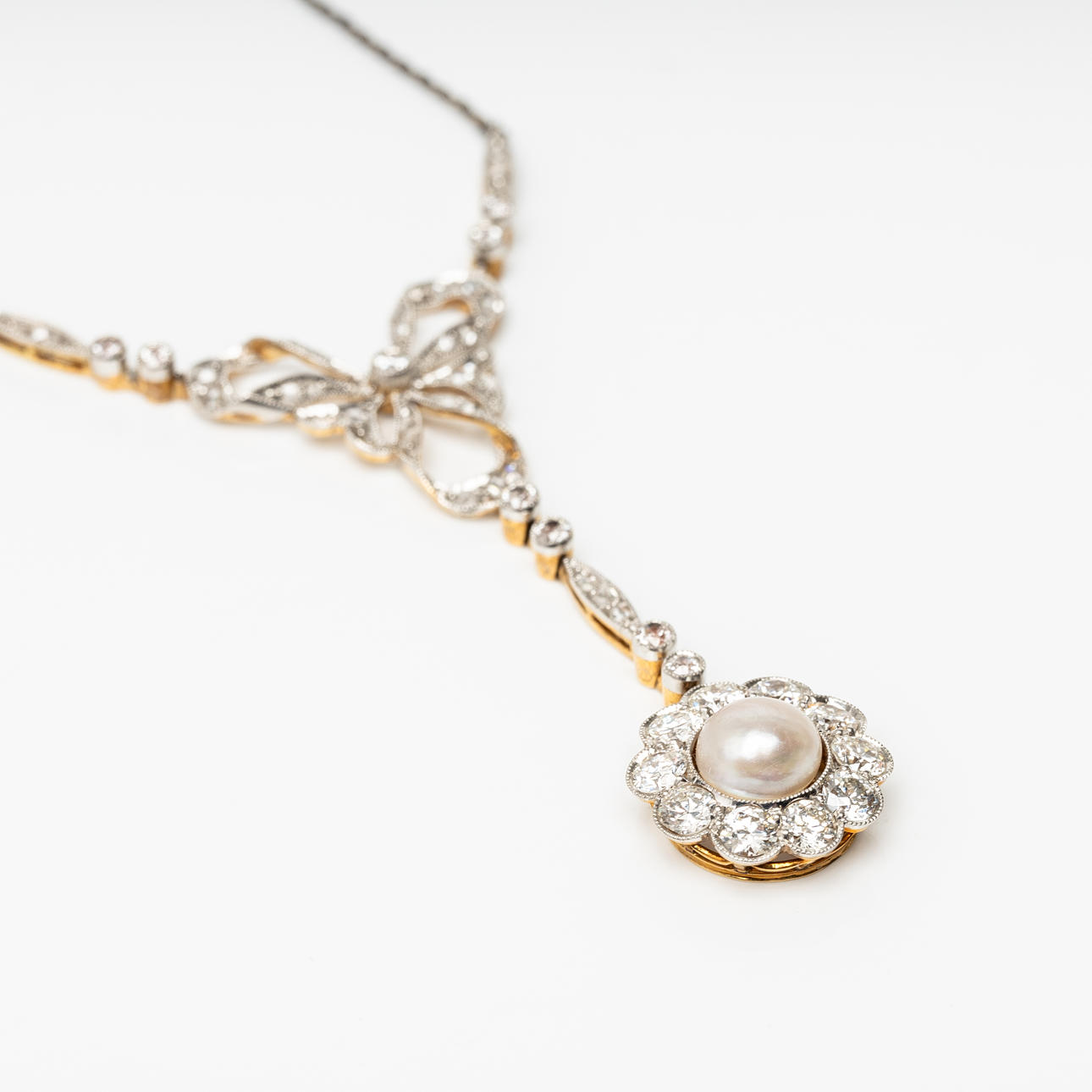 KEDJA med HÄNGE, vit och rödguld, 14K samt diamanter och pärla, 1900-talets första hälft.