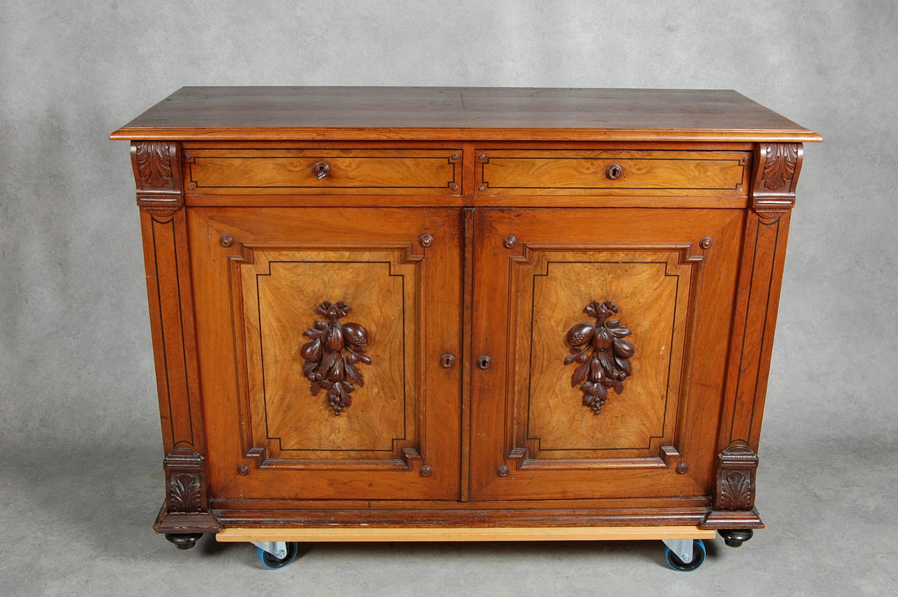 SKÄNK, med träskuren dekor, 1900-talets början.