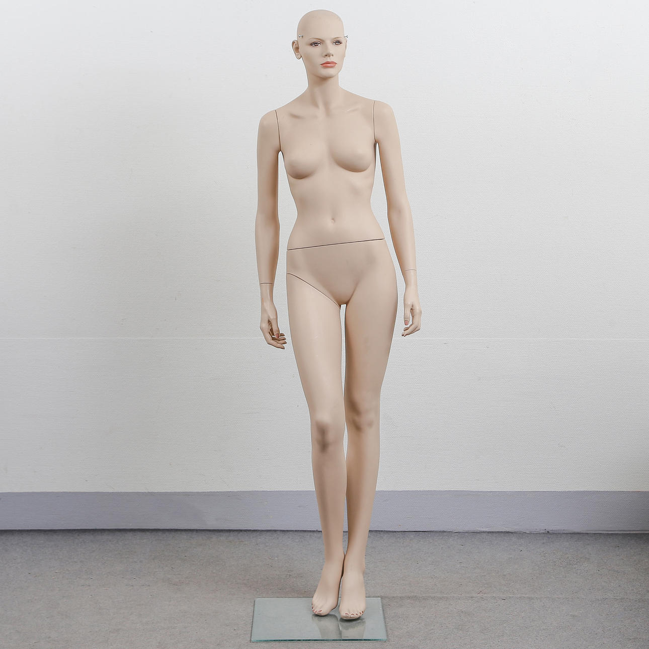 FEMALE DUMMY ON PLINTH (180CM).