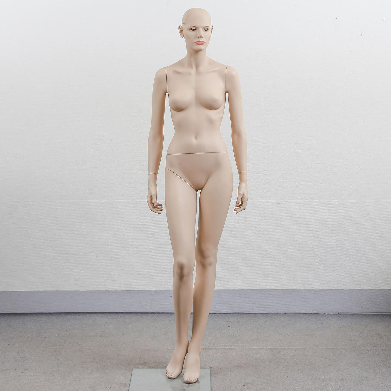FEMALE DUMMY ON PLINTH (180CM).