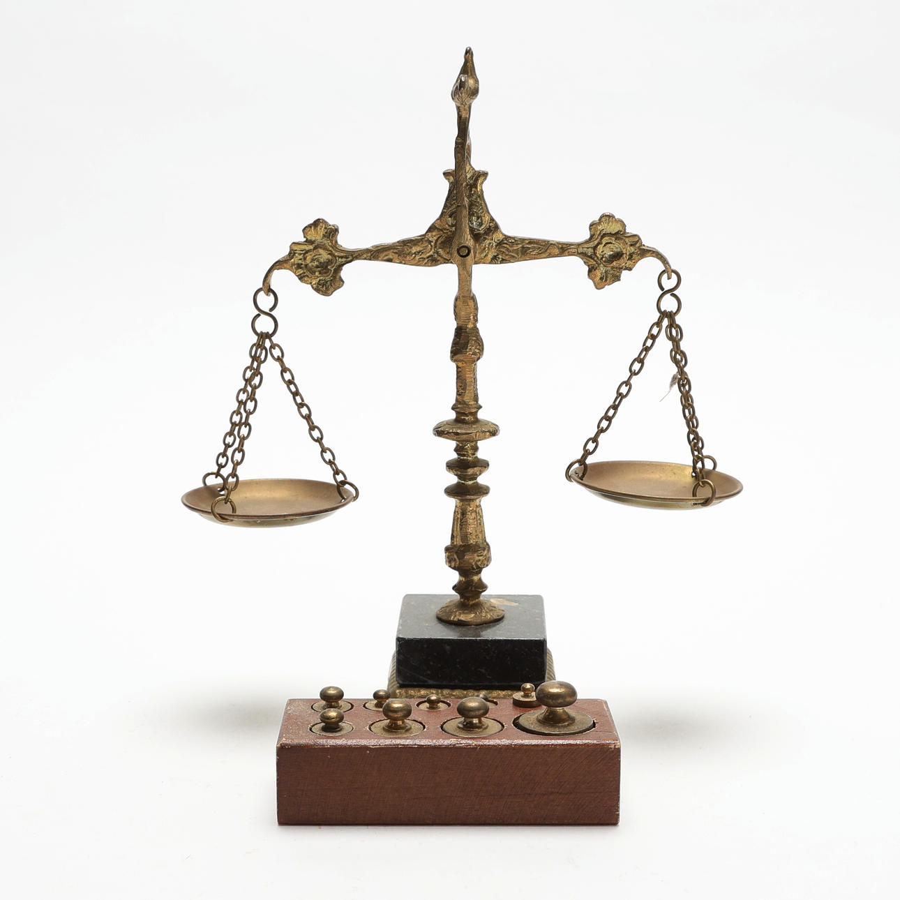 BALANCE SCALES WITH WEIGHTS.