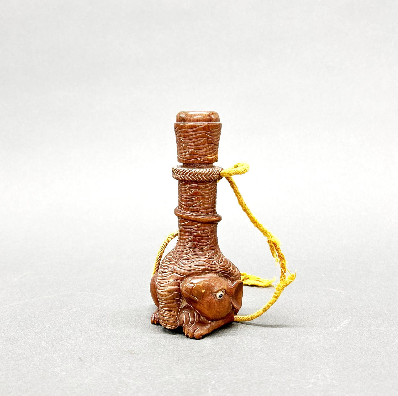 BOTELLA DE LICOR DE MADERA DE FRUTA TALLADA.