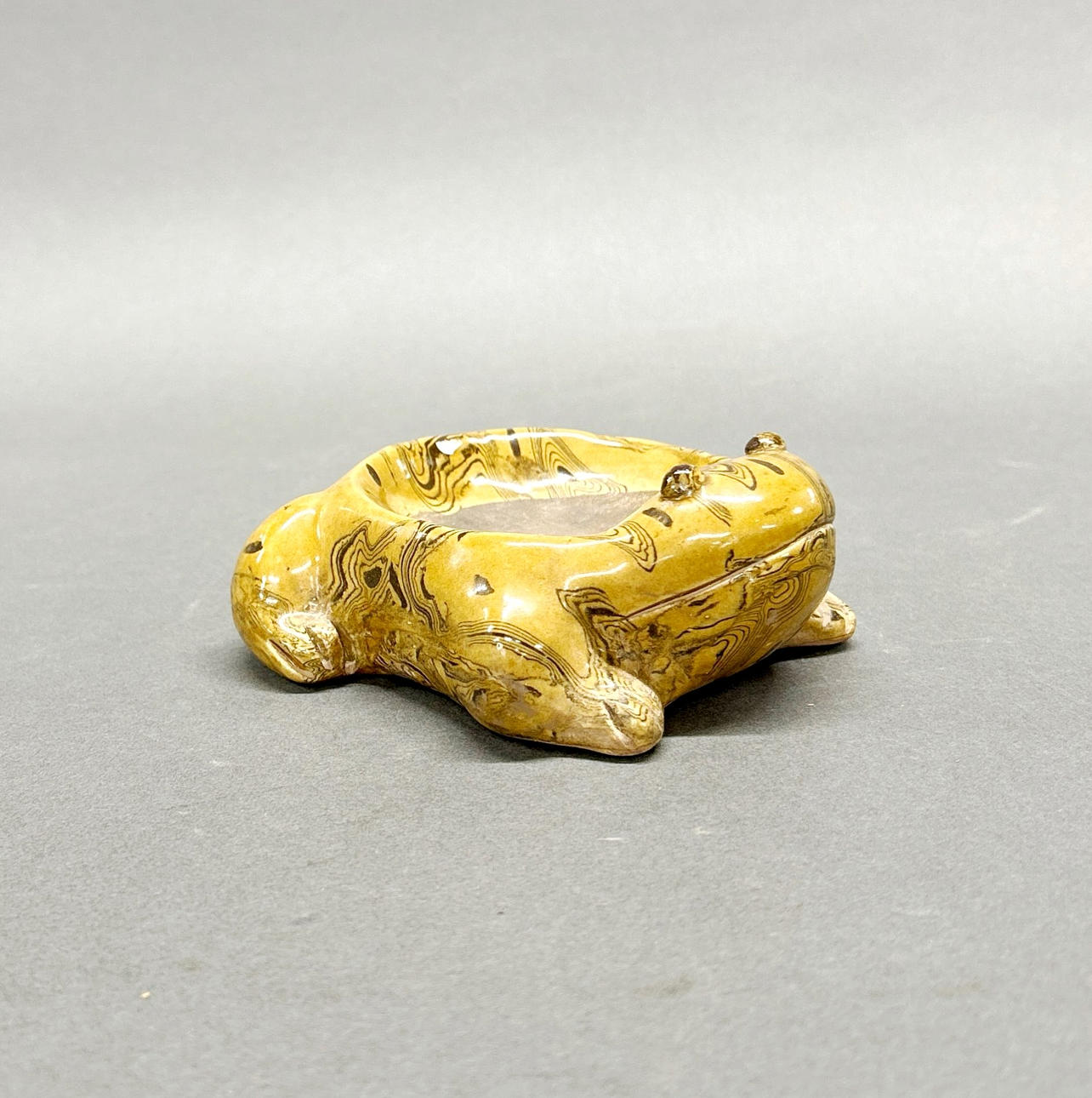 CHINESISCHE WASCHSCHÜSSEL MIT FROSCHBÜRSTE.