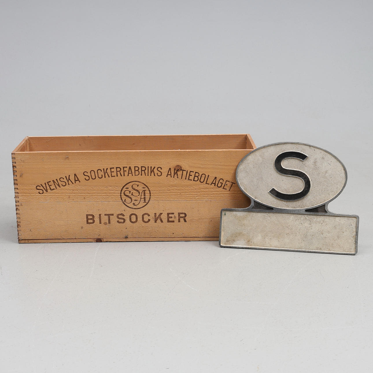 TRÆKASSE MED INDHOLD. Blandt andet nummerplader.