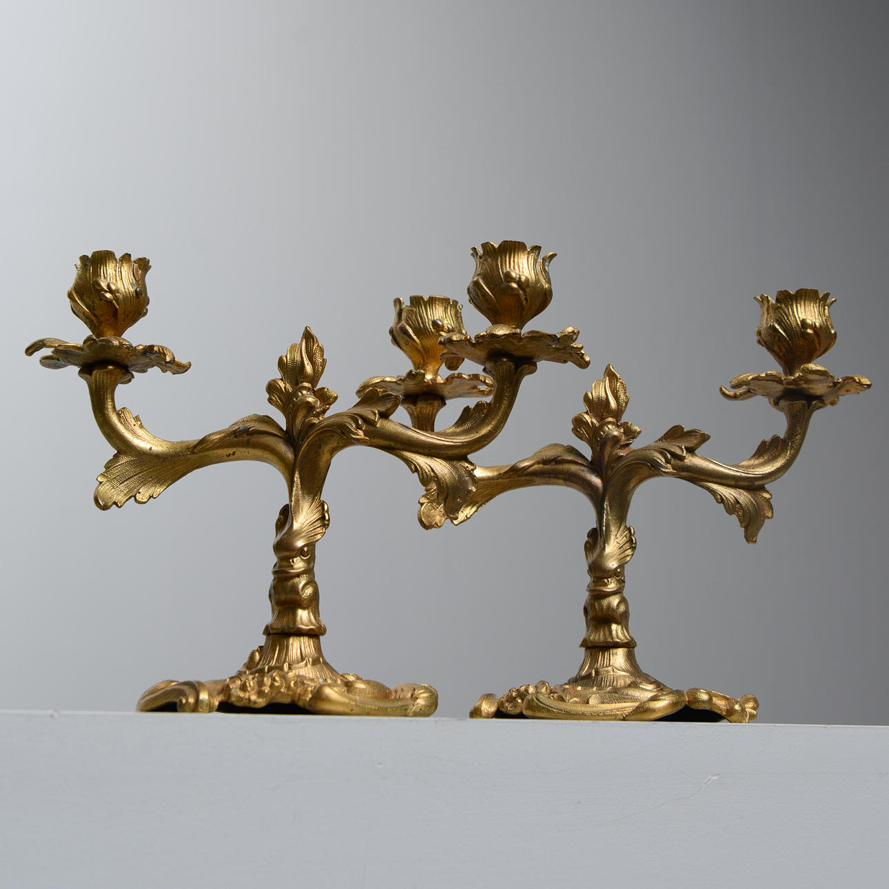 Un par de candelabros de estilo rococó, siglo XX.