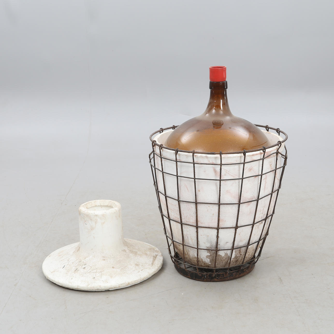 DAMEJEANNE with iron basket.