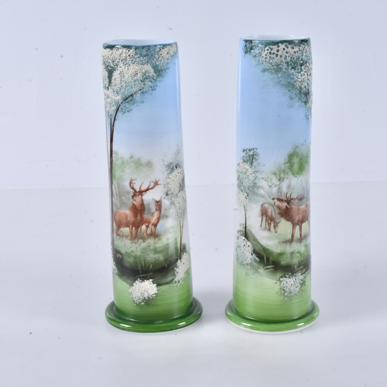 VASER, et par, malet opalglas, omkring århundredeskiftet 1900.