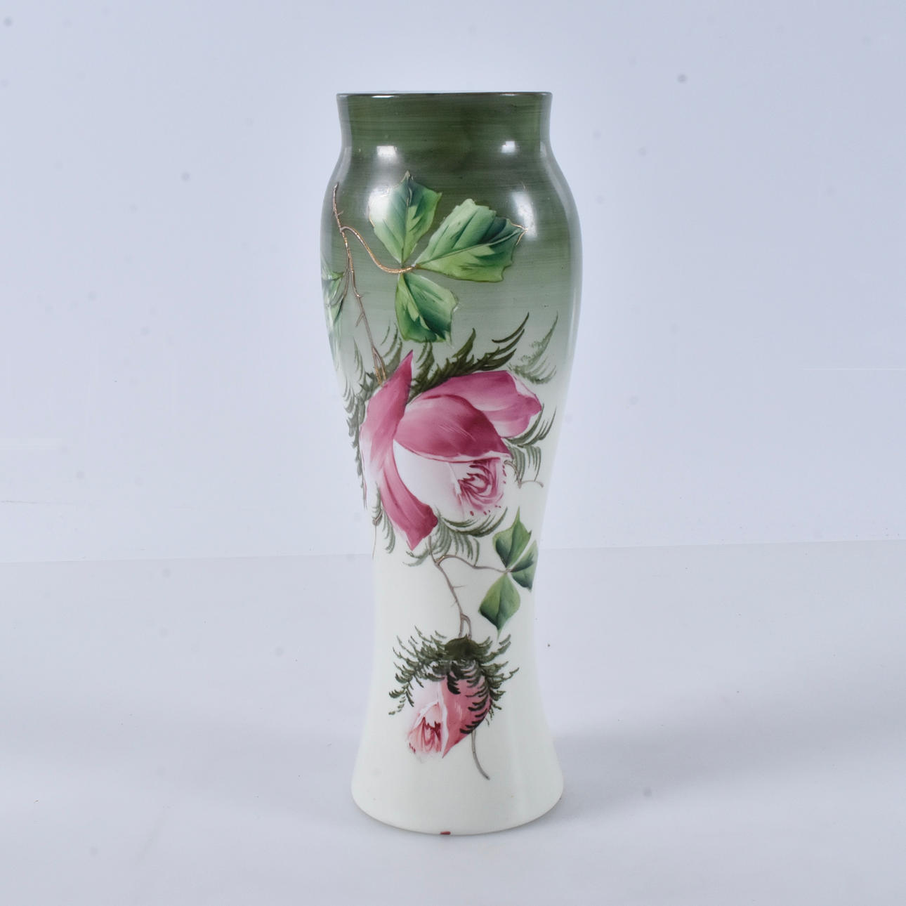 Vase, malet opalglas, omkring århundredeskiftet 1900.