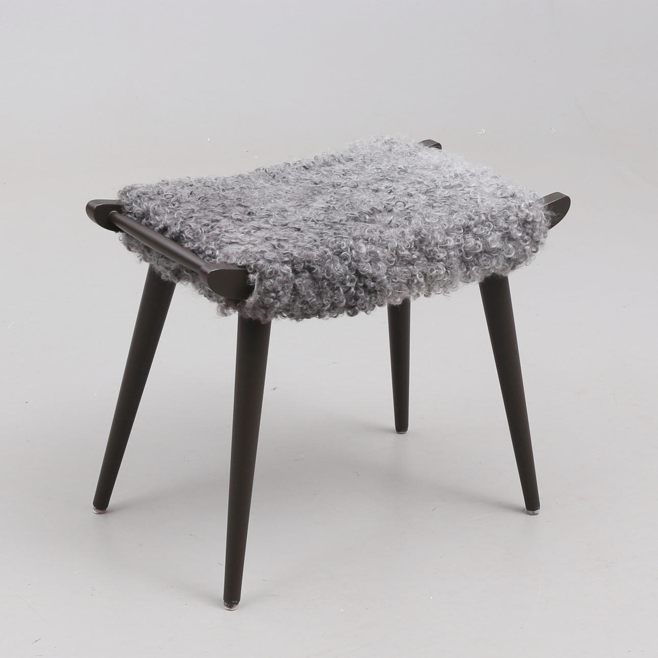 PALLET, with sheepskin.