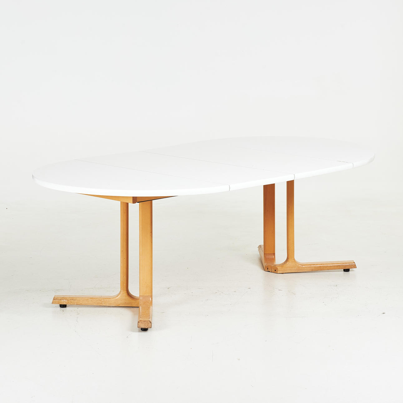 A beech dining table with 2 plates, late 20th century, unmarked.
