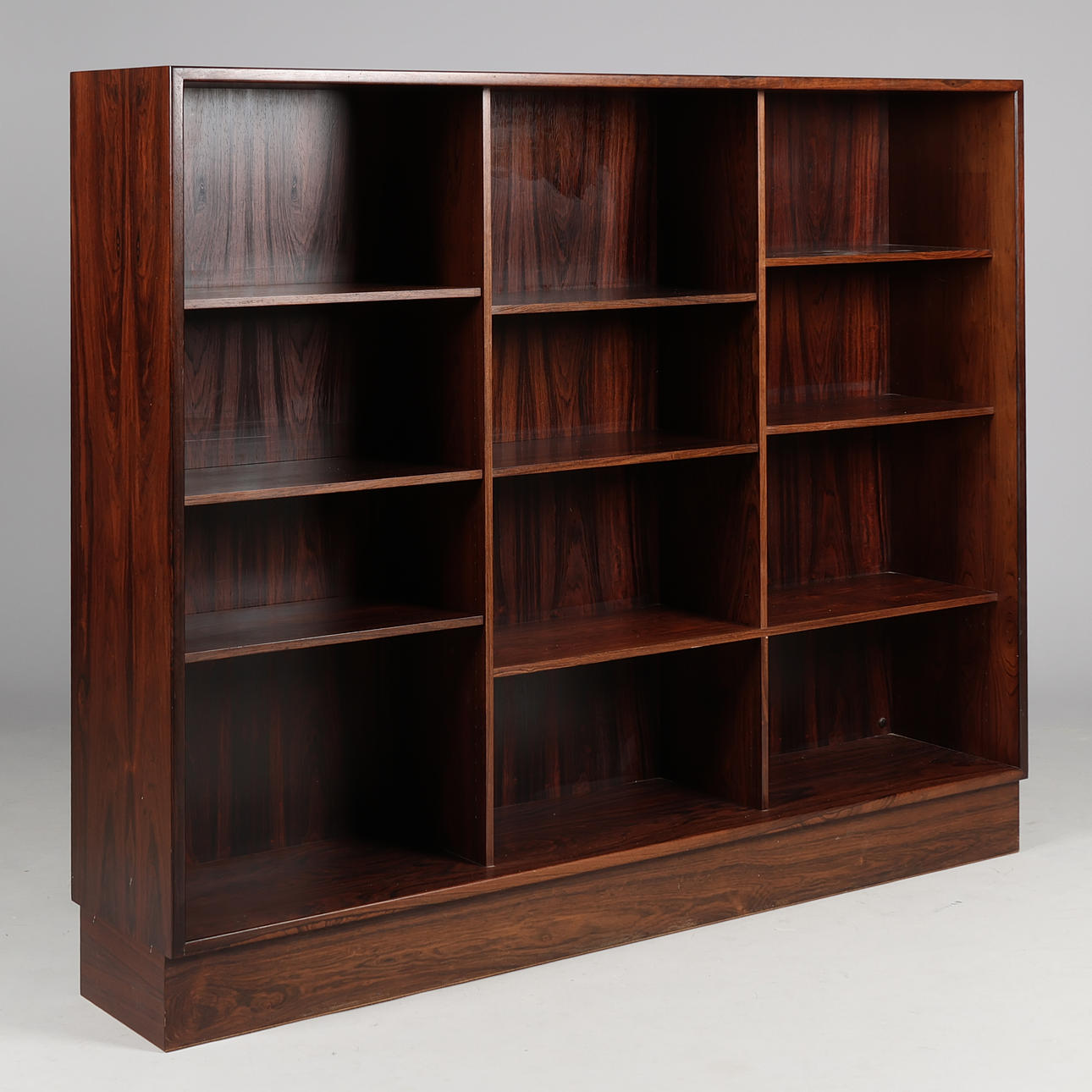 Bookcase in veneered rosewood with removable shelves, Danish design, Denmark, second half of the 20th century.