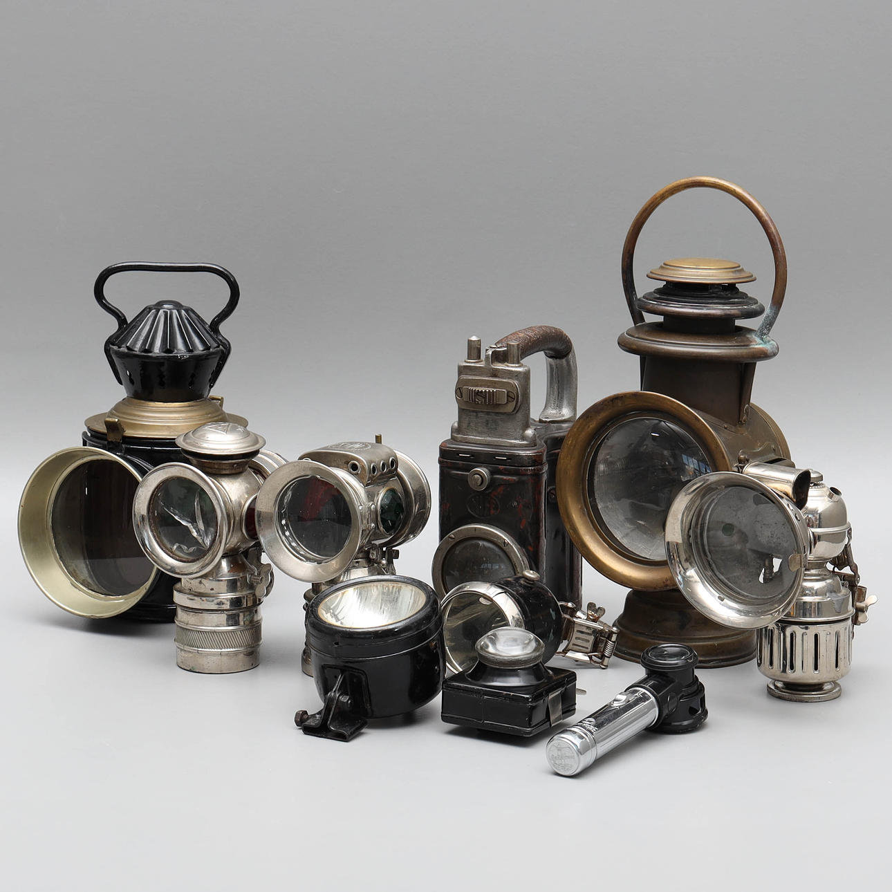 A set of 9 lanterns, including Carbide lamps, Stink lamp Nife SJ, signal lamp.