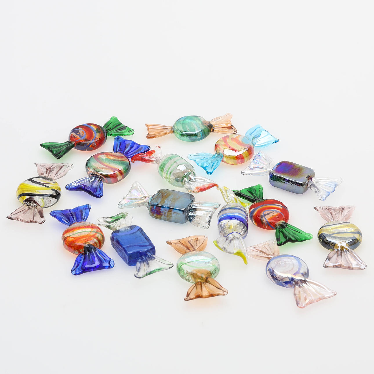 Ein Satz von 15 Kunstglasbonbons.