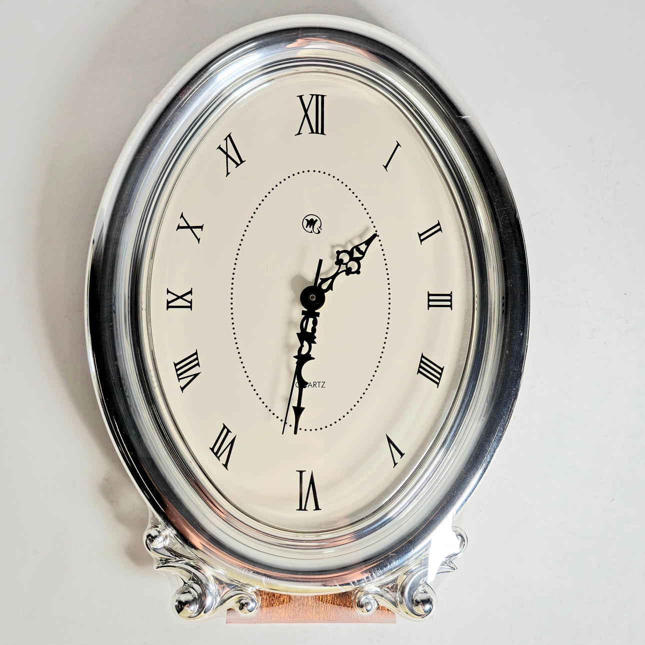 OVAL TABLE CLOCK IN STERLING SILVER. MARTÍN GOLDSMITHERY.