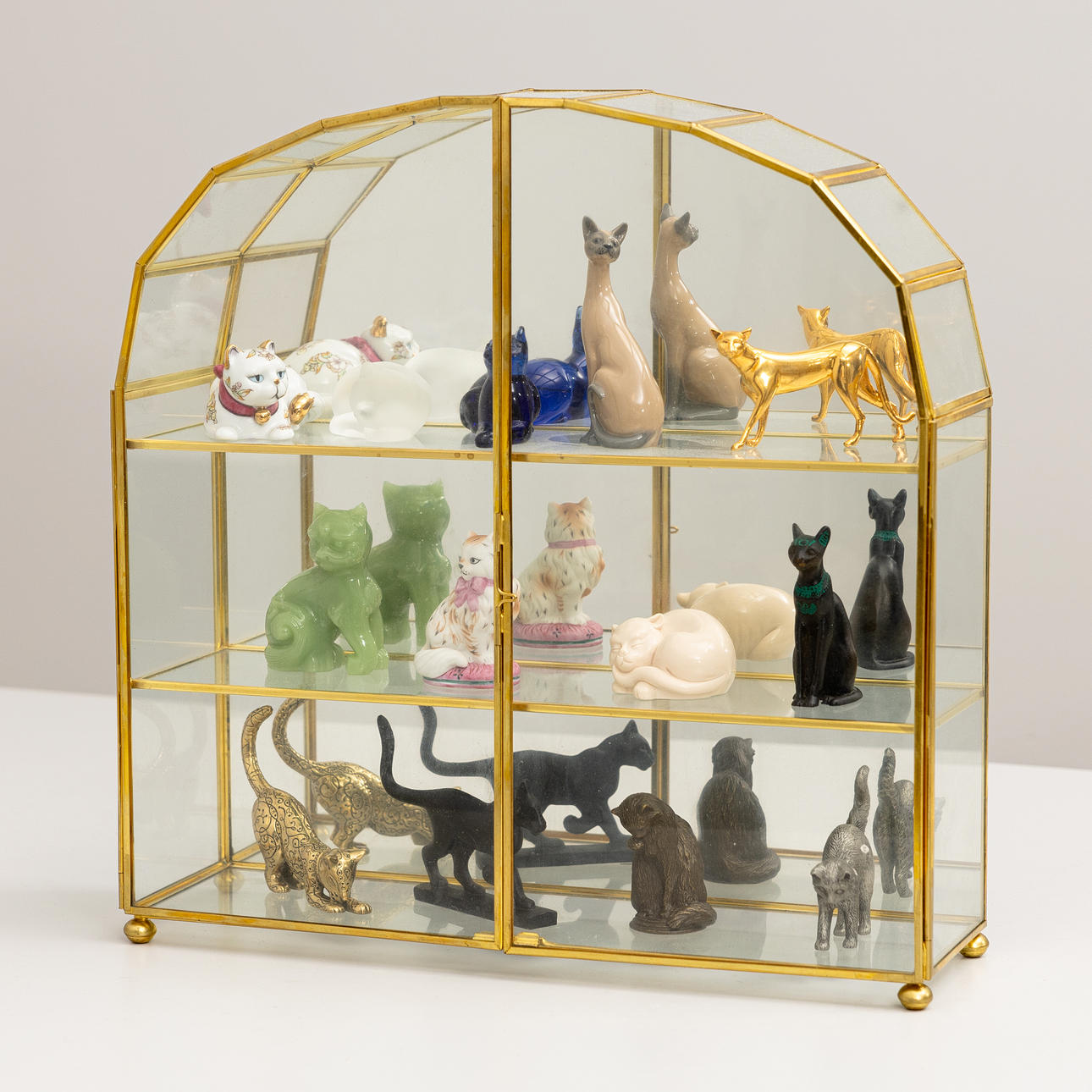 A set of 13 cat figurines, with a display shelf, Franklin Mint, 1980s.