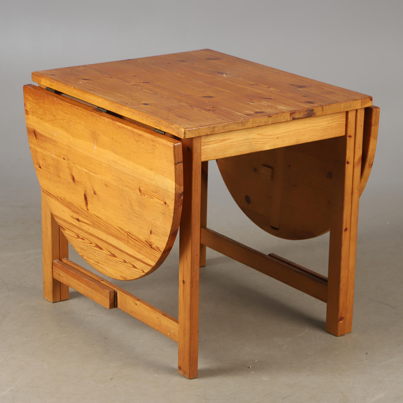 A pine folding table, second half of the 20th century.