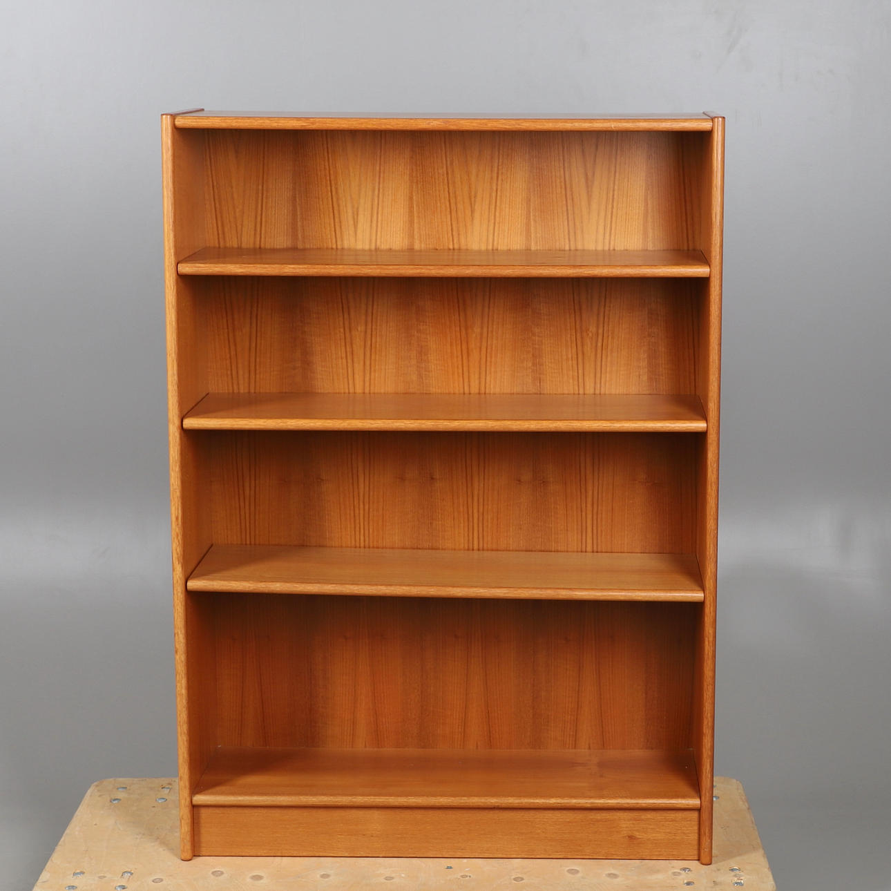 A MID TWENTIETH CENTURY DANISH SET OF TEAK OPEN BOOKSHELVES.