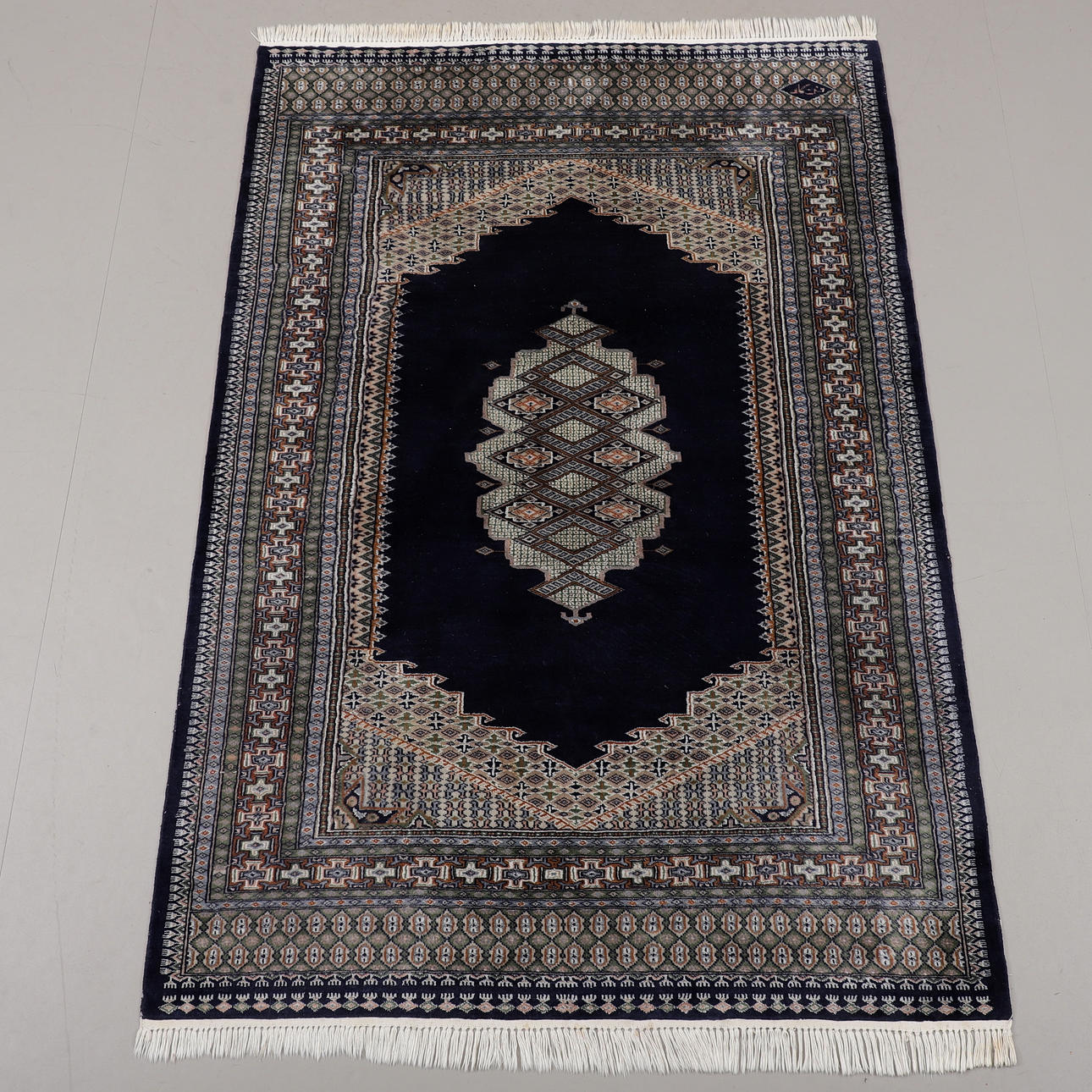 CARPET, Persian, 219 x 145 cm.