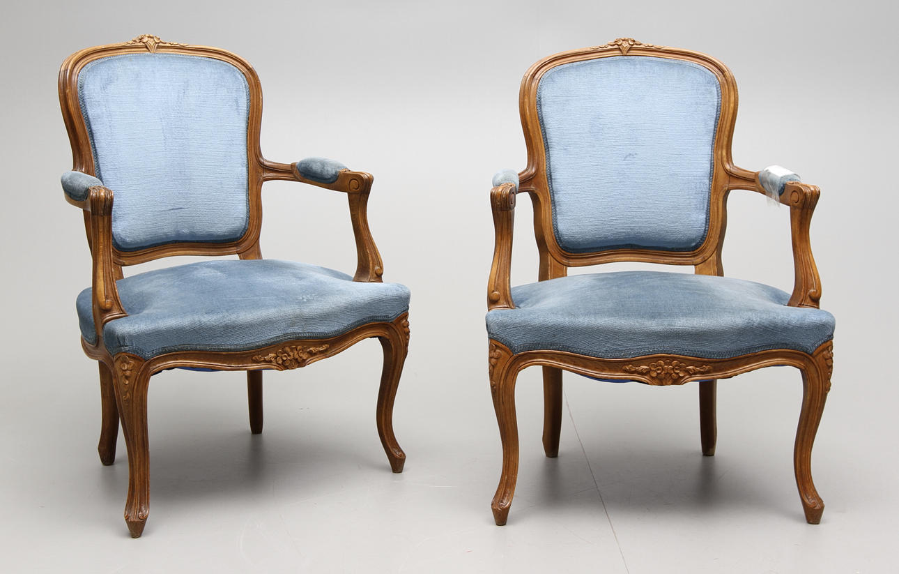 KARMSTOLAR, ett par, rokokostil, 1900 tal.