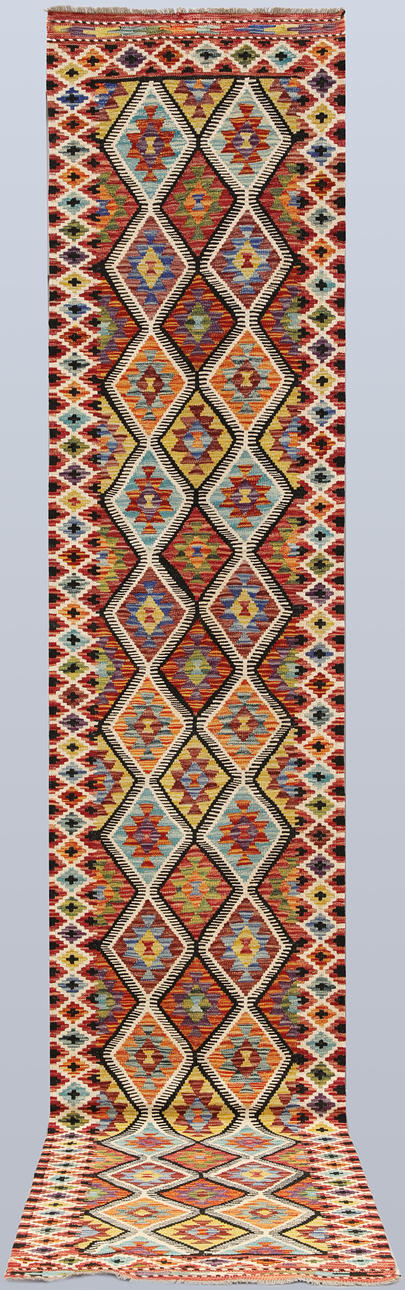 A Kelim carpet, gallery model. Approx. 412 x 78 cm.