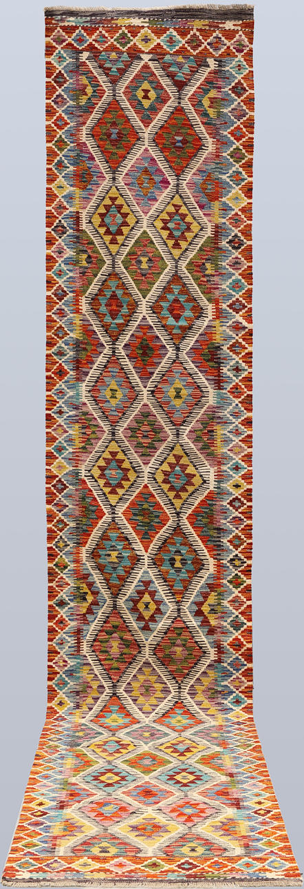 A Kelim carpet, gallery model. Approx 422 x 79 cm.