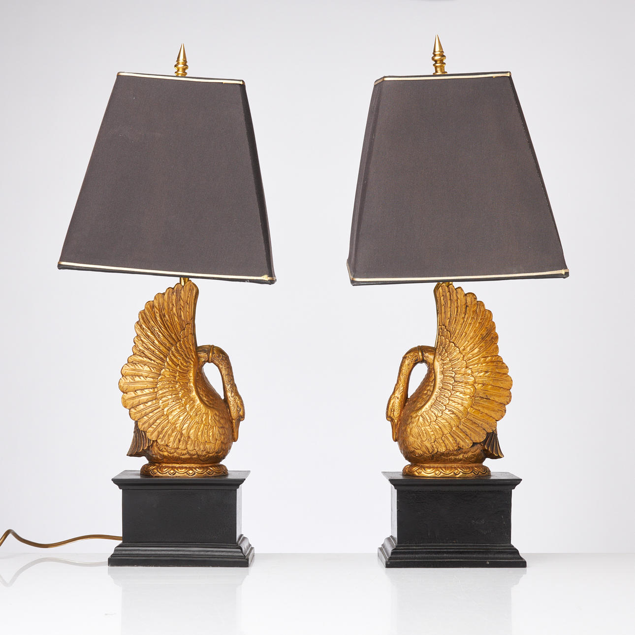 TABLE LAMPS. 1 pair, in the form of bronzed swans on black plinths, end of the 20th century.
