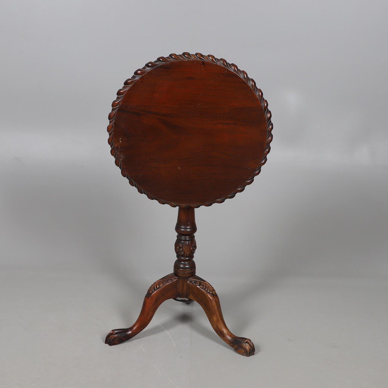 UNA MESA TRÍPODE DE CAOBA ESTILO GEORGE III.