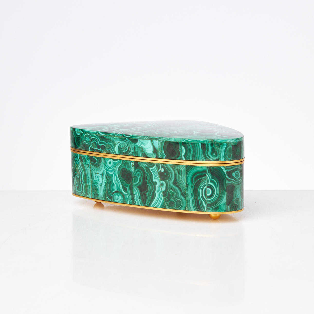 ASCHE. Malachit, auf Kugelfüßen.