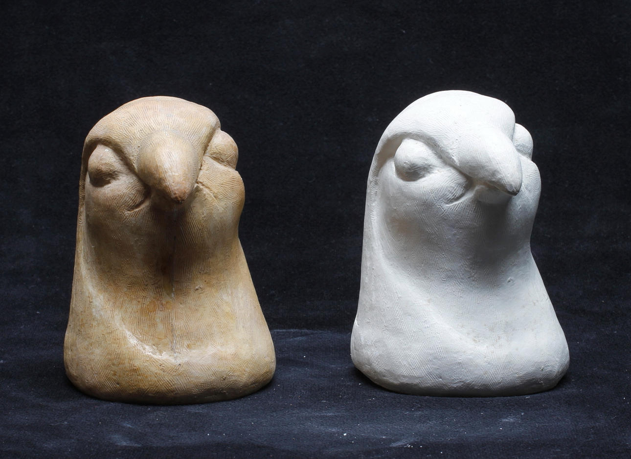 CARIN NILSON(1884-1973). "falk". Skulpturer, 2 st, gips, signerad.