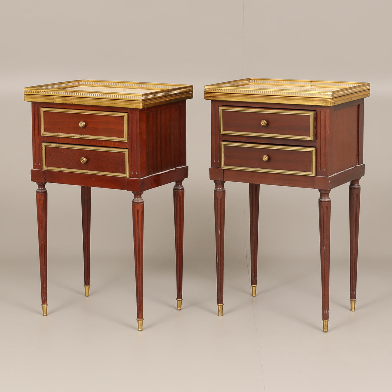 SÄNGBORD, ett par, mahogny. Gustaviansk stil.